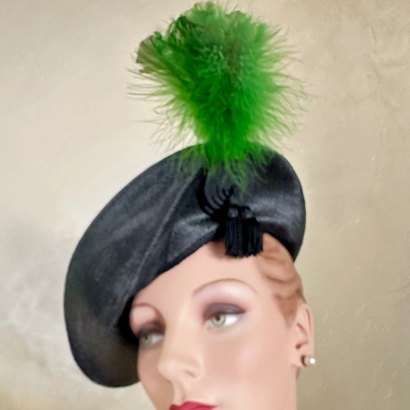 EXCITING 1940s\' BLACK STRAW BERET WITH TALL GREEN FEATHERS, ROUND TRIM & TASSLES main image 5
